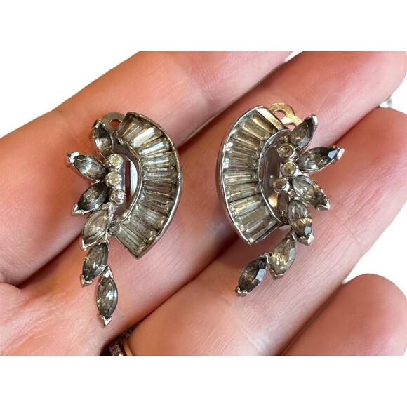Jomaz Rhinestone Clip On Earrings Art Deco 1950s Vintage Jewelry - Picture 2 of 4